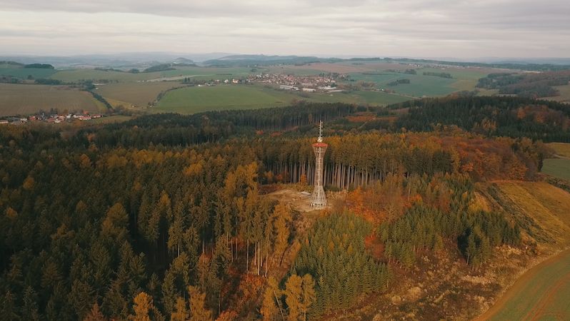Nejhezčí rozhledny v ČR nabízí dechberoucí výhledy. Z některých dohlédnete až na Alpy